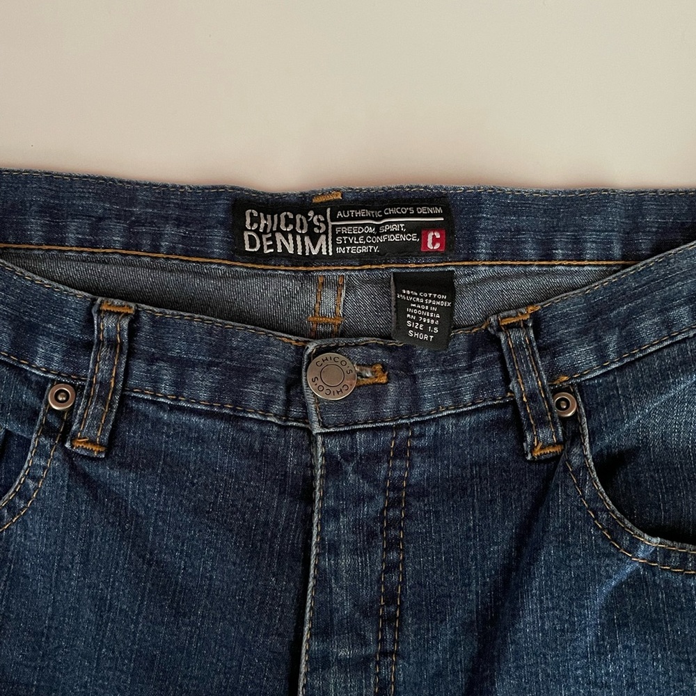 Chico Woman's Authentic Denim Jean Size 1.5 short (10 petite) - Great Condition